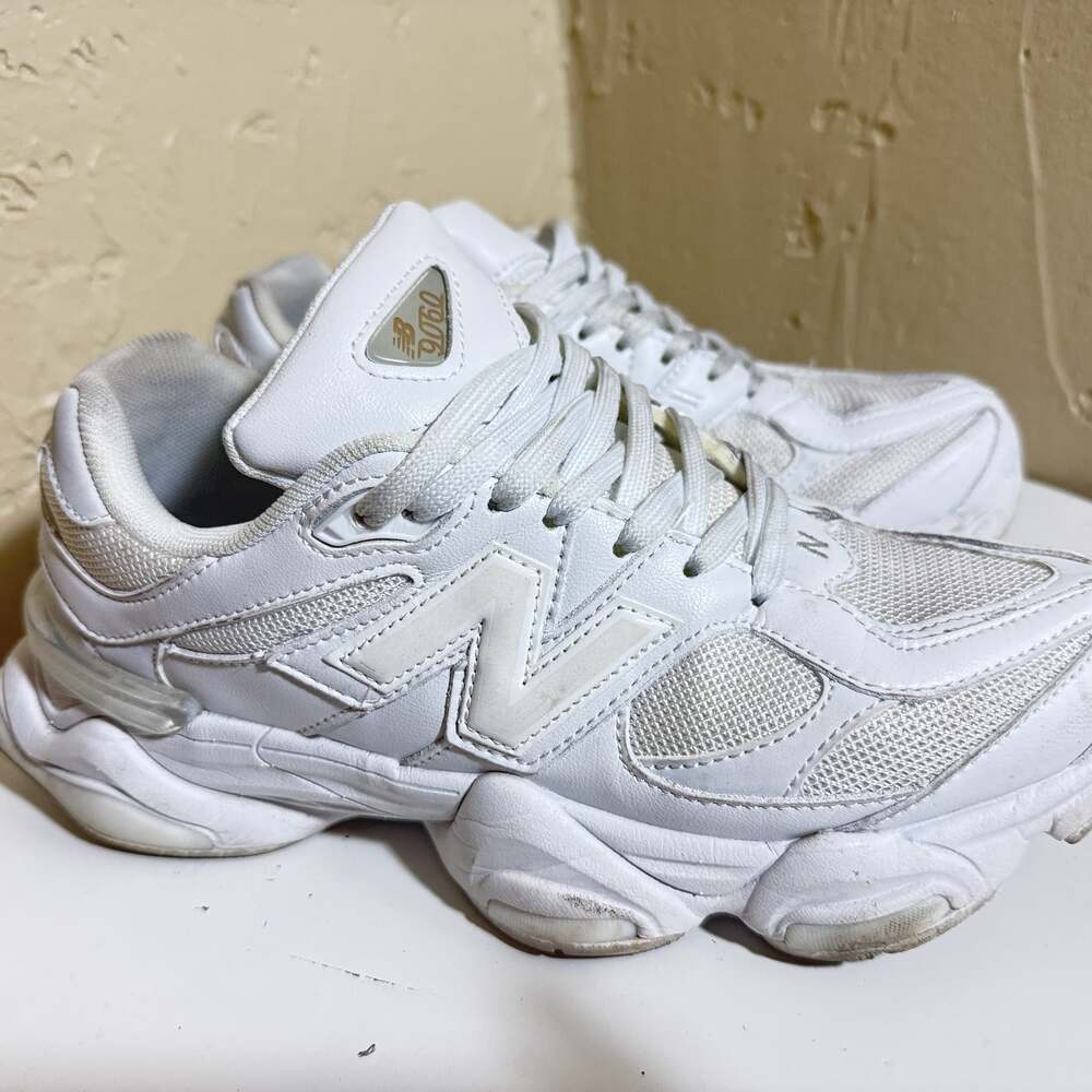 Women’s All white tennis shoes sneakers